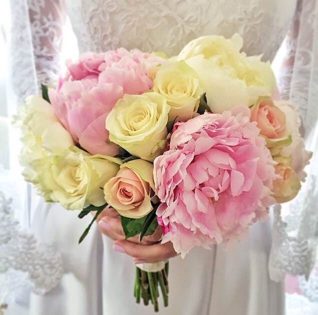 Нежность розовых и белых пионов в свадебном букете