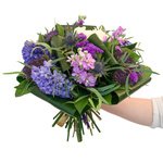 Синий гиацинт, матиола и королевские розы. - Фотография 2