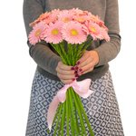 Розовые герберы так милы и красивы. - Фотография 4