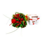 Букет из 29 красных тюльпанов, украшенных валентинками. - Фотография 2