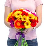 Небольшой, но приятный букет из гербер разных оттенков. - Фотография 4