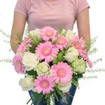 Букет из гербер розовых мини, гринбелла и белых роз - Фотография 4