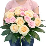 Букет из роз Аваланж и розовой, украшены аралией - Фотография 2 Букет из роз Аваланж и розовой, украшены аралией - Фотография 2