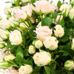 Букет из белых и персиковых кустовых роз в Санкт-Петербурге - Фотография 3