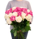 Букет из 31 розовой и белой розы в Санкт-Петербурге - Фотография 3