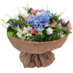 Один прекрасный день: букет с голубой гортензией, розами, белыми тюльпанами и другими цветами Один прекрасный день: букет с голубой гортензией, розами, белыми тюльпанами и другими цветами