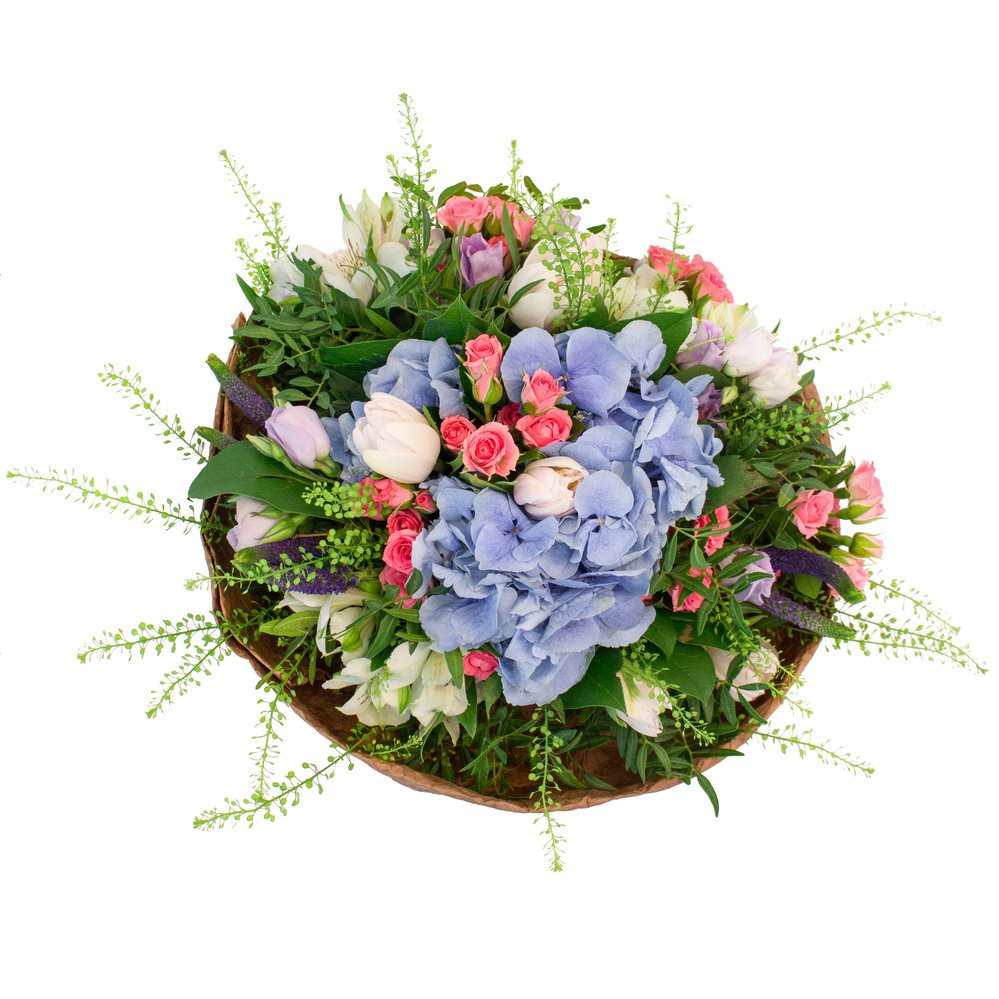 Один прекрасный день: букет с голубой гортензией, розами, белыми тюльпанами и другими цветами