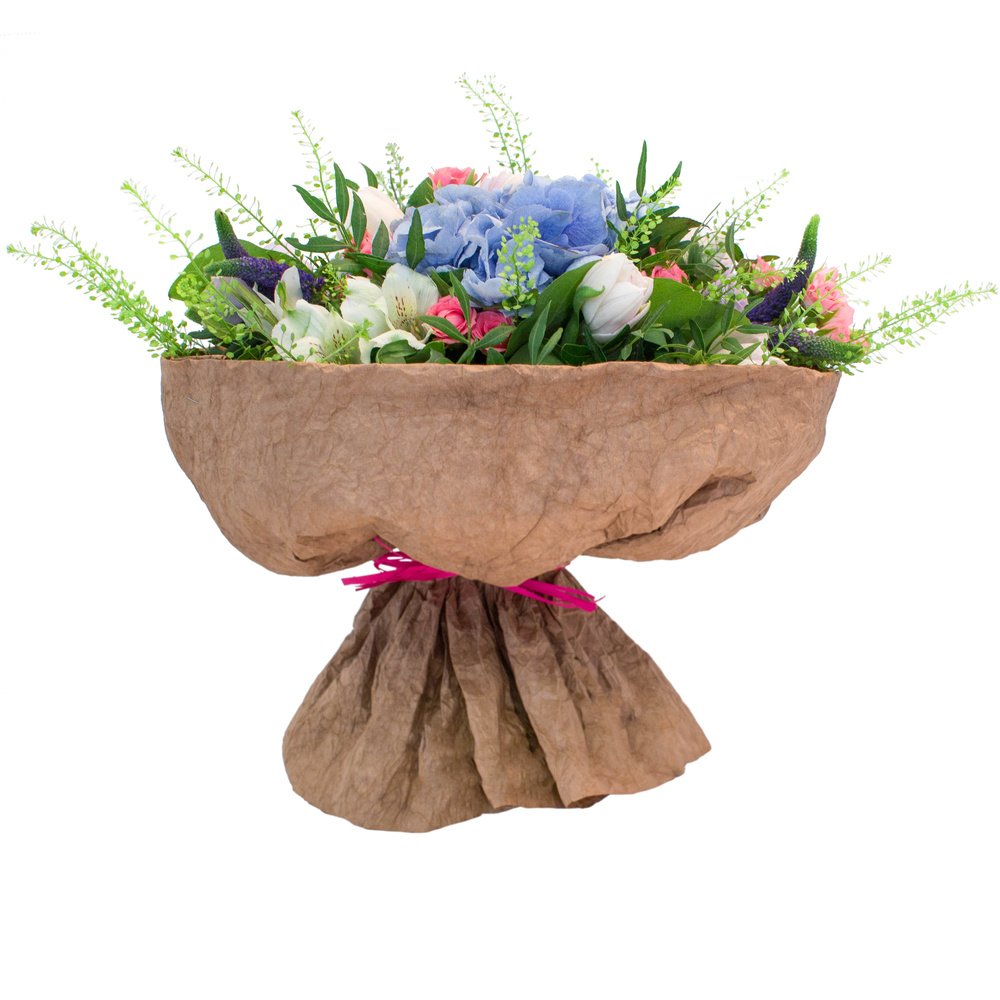 Один прекрасный день: букет с голубой гортензией, розами, белыми тюльпанами и другими цветами