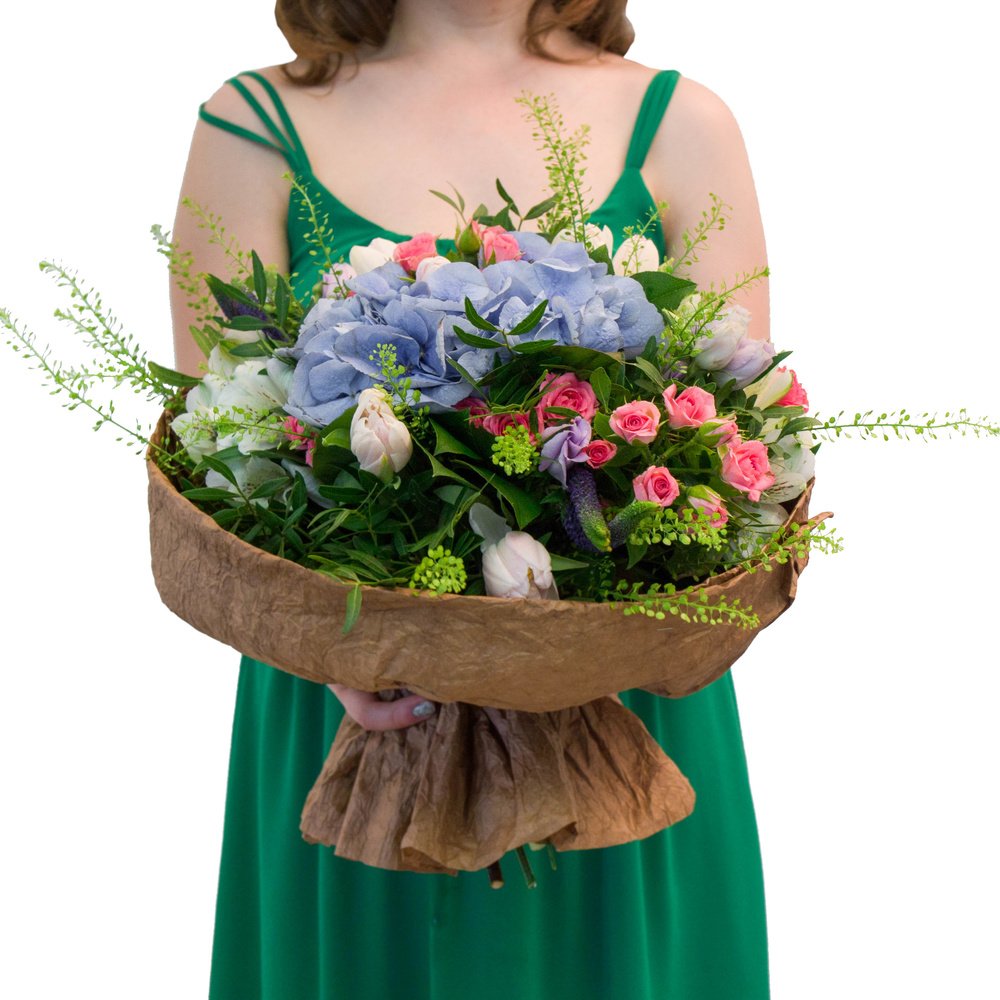 Один прекрасный день: букет с голубой гортензией, розами, белыми тюльпанами и другими цветами