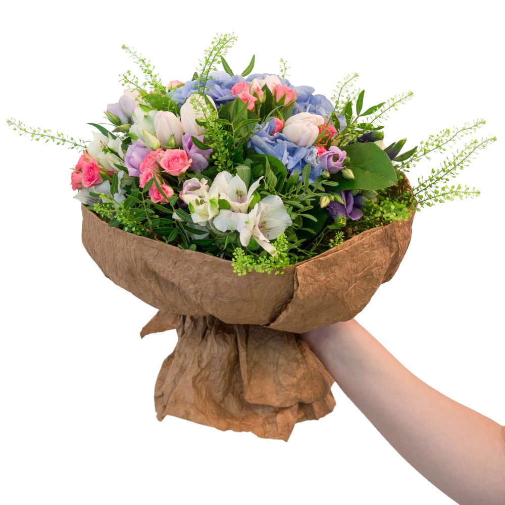 Один прекрасный день: букет с голубой гортензией, розами, белыми тюльпанами и другими цветами