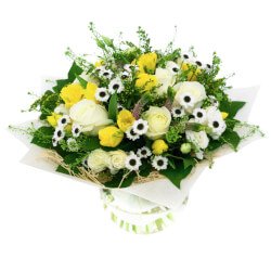 Цветы Луары: букет желтых тюльпанов, белых роз и хризантемы Сантини Цветы Луары: букет желтых тюльпанов, белых роз и хризантемы Сантини
