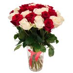 Букет из 31 красной и белой розы в Санкт-Петербурге - Фотография 3