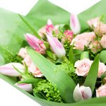 Букет с кустовыми розами и тюльпанами в Санкт-Петербурге - Фотография 3