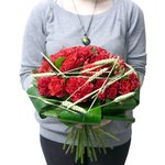 В составе букета аспидистра, гвоздика красная, колоски и красные розы. - Фотография 4