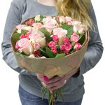 Букет из розовых и кустовых розовых роз в Санкт-Петербурге - Фотография 6