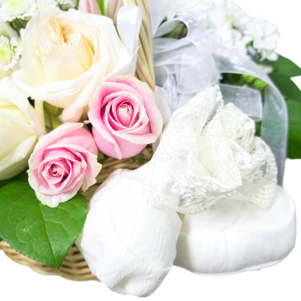 Корзина с пинетками: букет с тюльпанами, хризантемами 3х видов, розами с подарком на рождение малыша по цене 9494 ₽ - купить в RoseMarkt с доставкой по Санкт-Петербургу