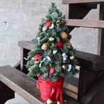 Ёлочка из живых еловых веток с различными украшениями. - Фотография 2