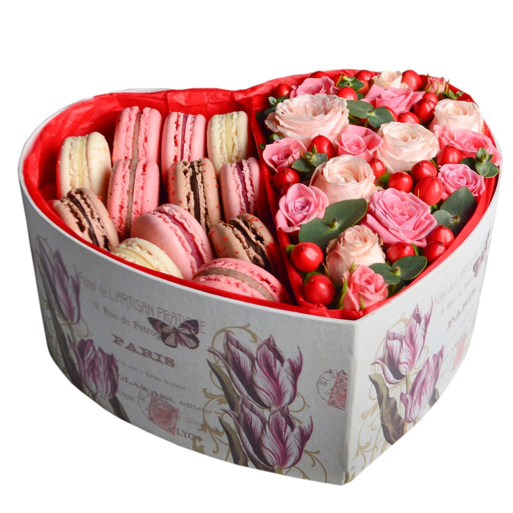 Доставка сладкого спб. Коробки с цветами и сладостями. Коробка с цветами и конфетами. Сладости в коробке. Подарочные коробки с цветами и сладостями.