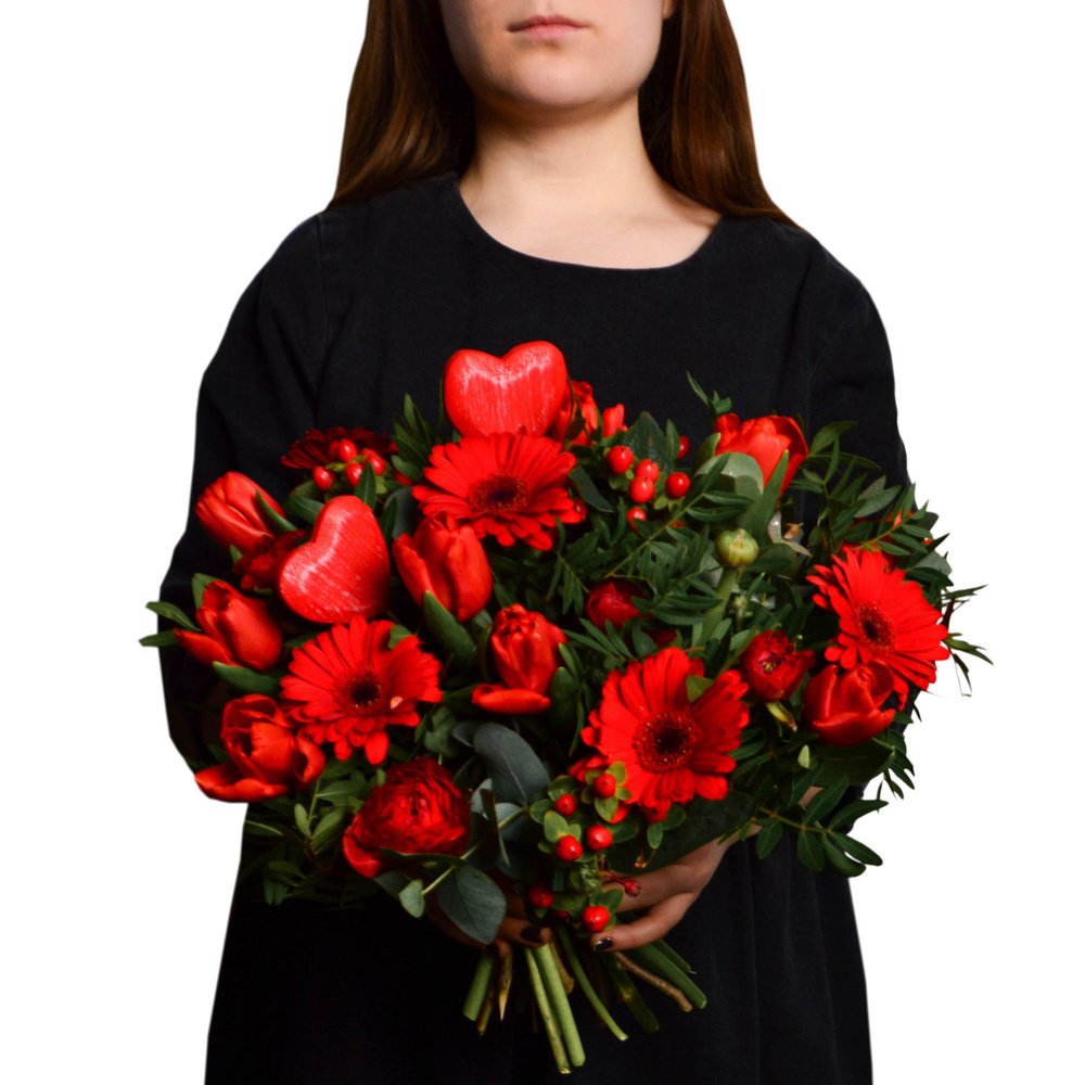 Букет из красных мини гербер, гиперикума, разноцветных ранункулюсов, красных тюльпанов, фисташки и эвкалипта в Санкт-Петербурге