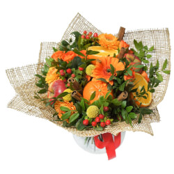Глинтвейн: цветочно-фруктовый букет с апельсином, яблоками, герберами и розами