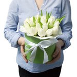 Шляпная коробка с белыми тюльпанами в Санкт-Петербурге - Фотография 3