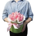 Шляпная коробка с розовыми тюльпанами в Санкт-Петербурге - Фотография 3