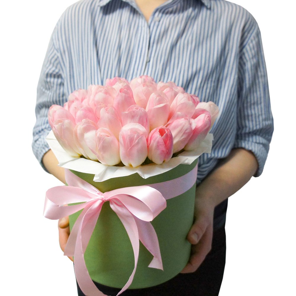 Эшли: букет розовых тюльпанов в зеленой шляпной коробке