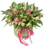 Шляпная коробка с розовой альстромерией в Санкт-Петербурге - Фотография 1