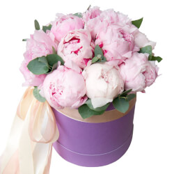 Букет Жозефина: нежно-розовые пионы в шляпной коробке
