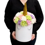 Шляпная коробка с разноцветными гвоздиками в Санкт-Петербурге - Фотография 2