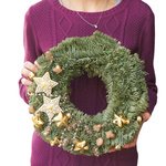 Новогодний венок из лапника с шариками и другим декором в Санкт-Петербурге - Фотография 2