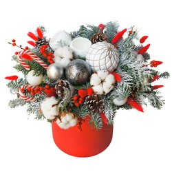 Новогодняя композиция в шляпной коробке с елью, хлопком, шариками, лагурусом и шишками в Санкт-Петербурге Новогодняя композиция в шляпной коробке с елью, хлопком, шариками, лагурусом и шишками в Санкт-Петербурге