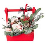 Новогодняя композиция в ящике с конфетами Рафаэлло, гранатом, шариками, шишками и другим декором в Санкт-Петербурге - Фотография 1