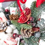 Новогодняя композиция в ящике с конфетами Рафаэлло, гранатом, шариками, шишками и другим декором в Санкт-Петербурге - Фотография 6