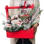 Новогодняя композиция в ящике с конфетами Рафаэлло, гранатом, шариками, шишками и другим декором в Санкт-Петербурге - Фотография 2