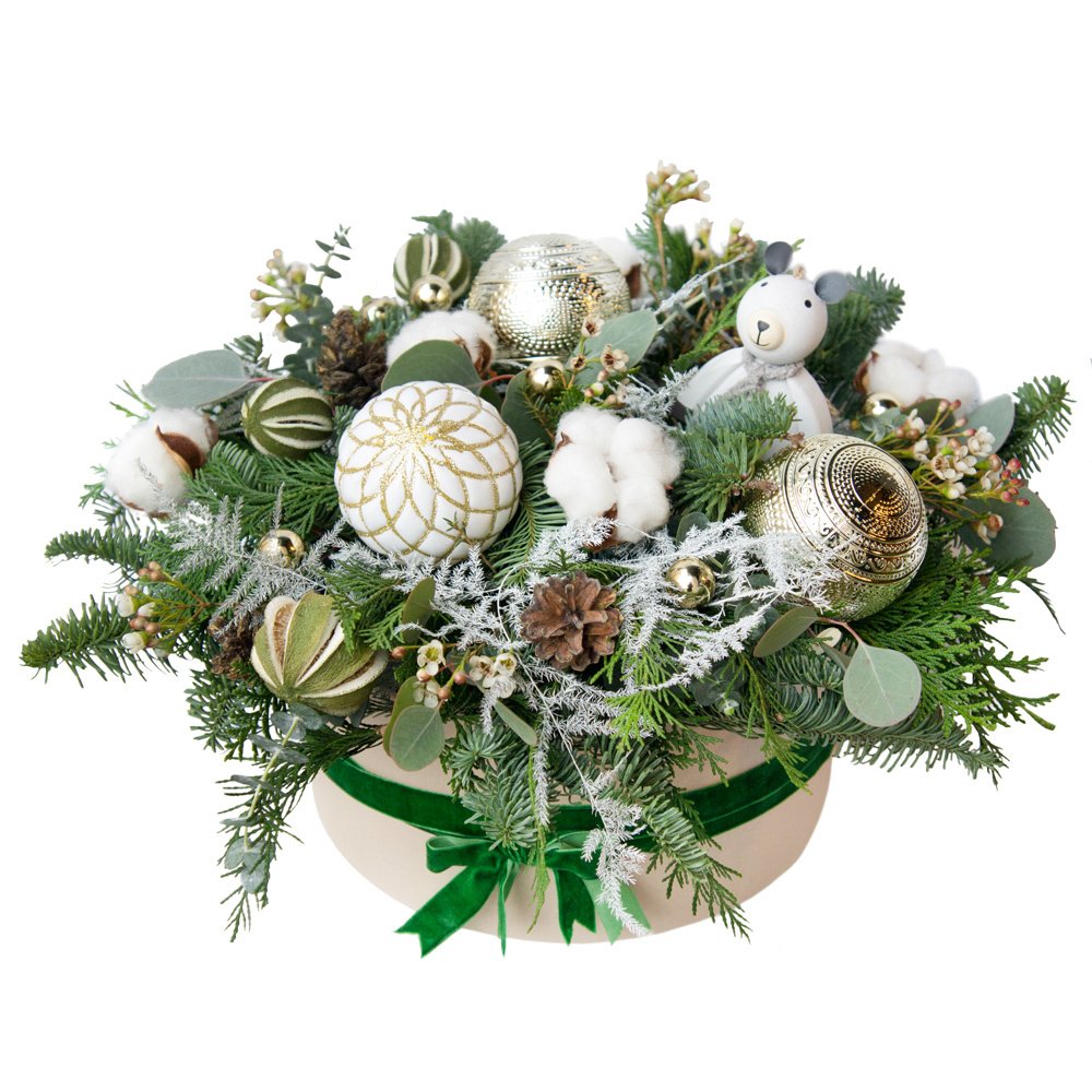 Композиция в коробке с елью, хлопком, шариками, шишками и медведем в Санкт-Петербурге