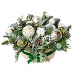 Композиция в коробке с елью, хлопком, шариками, шишками и медведем в Санкт-Петербурге - Фотография 1