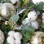 Композиция в коробке с елью, хлопком, шариками, шишками и медведем в Санкт-Петербурге - Фотография 6