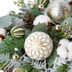 Композиция в коробке с елью, хлопком, шариками, шишками и медведем в Санкт-Петербурге - Фотография 4