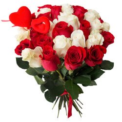 Букет «35 красных и белых роз с сердцами» Букет «35 красных и белых роз с сердцами»