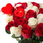 Букет из 35 красных и белых роз на 14 февраля в Санкт-Петербурге - Фотография 3