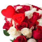 Букет из 45 красных и белых роз на 14 февраля в Санкт-Петербурге - Фотография 3