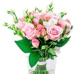 Букет из белых лизиантусов, кустовых светло-розовых роз, розовых роз микс, белых фрезий в Санкт-Петербурге - Фотография 6