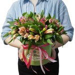 Шляпная коробка с розовой альстромерией в Санкт-Петербурге - Фотография 5