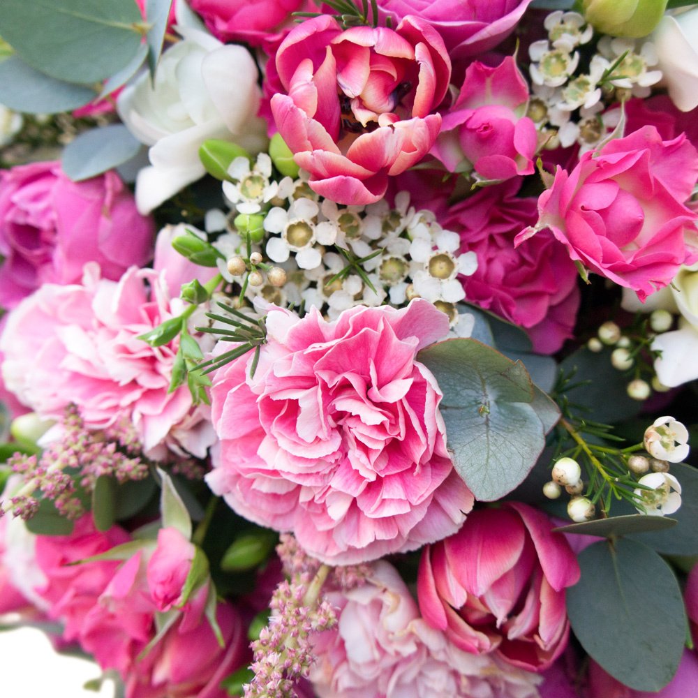 Розовый фламинго: большой розовый букет тюльпанов, роз, гвоздики и фрезий