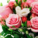 Букет из белых лизиантусов, кустовых светло-розовых роз, розовых роз микс, белых фрезий в Санкт-Петербурге - Фотография 5