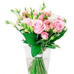 Букет из белых лизиантусов, кустовых светло-розовых роз, розовых роз микс, белых фрезий в Санкт-Петербурге - Фотография 3