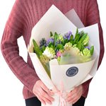 Букет из 25 разноцветных гиацинтов в оригинальной упаковке в Санкт-Петербурге - Фотография 2