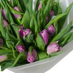 Букет из 21 сиреневого пионовидного тюльпана в упаковке в Санкт-Петербурге - Фотография 2