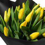 Букет из 21 жёлтого тюльпана в упаковке в Санкт-Петербурге - Фотография 2